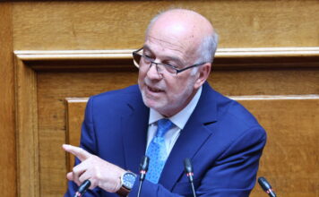Φλωρίδης σε Ανδρουλάκη για τη Συνταγματική Αναθεώρηση: «Όποιος απέχει από την Ιστορία, θα βλέπει τη βελόνα να κουνιέται αλλά προς τα κάτω»