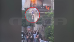 Καλλιθέα: Καρέ-καρέ η συγκλονιστική διάσωση της 73χρονης από το φλεγόμενο σπίτι – Όσα λέει η ίδια στο MEGA