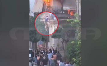 Καλλιθέα: Καρέ-καρέ η συγκλονιστική διάσωση της 73χρονης από το φλεγόμενο σπίτι – Όσα λέει η ίδια στο MEGA