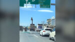 Κηφισός: Η στιγμή που γερανοφόρο όχημα παρασύρει πινακίδα – Στο «τσακ» γλίτωσαν αναβάτες μηχανής