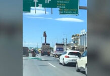 Κηφισός: Η στιγμή που γερανοφόρο όχημα παρασύρει πινακίδα – Στο «τσακ» γλίτωσαν αναβάτες μηχανής