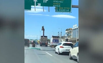Κηφισός: Η στιγμή που γερανοφόρο όχημα παρασύρει πινακίδα – Στο «τσακ» γλίτωσαν αναβάτες μηχανής