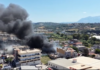 Κρήτη: Σπίτια παραδόθηκαν στις φλόγες έπειτα από πυρκαγιά σε εργοστάσιο στο Ηράκλειο