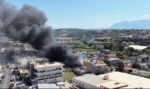 Κρήτη: Σπίτια παραδόθηκαν στις φλόγες έπειτα από πυρκαγιά σε εργοστάσιο στο Ηράκλειο