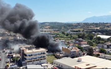 Κρήτη: Σπίτια παραδόθηκαν στις φλόγες έπειτα από πυρκαγιά σε εργοστάσιο στο Ηράκλειο