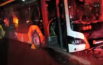Άνω Λιόσια: Η στιγμή που λεωφορείο «καρφώνεται» σε κολόνα – Τρεις τραυματίες