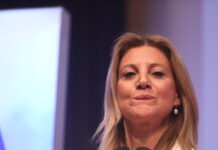 Η Καρυστιανού προκαλεί Μητσοτάκη: «Θέλω ντιμπέιτ μαζί του, έχω πολλά να ρωτήσω – Πόσα κοστίζει το Μαξίμου κάθε μήνα;»