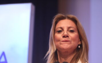 Η Καρυστιανού προκαλεί Μητσοτάκη: «Θέλω ντιμπέιτ μαζί του, έχω πολλά να ρωτήσω – Πόσα κοστίζει το Μαξίμου κάθε μήνα;»