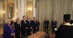 Ορκίστηκαν τα νέα μέλη της κυβέρνησης – Το χειροφίλημα στην Αλεξάνδρα Παπαδοπούλου και η νέα θέση υφυπουργού