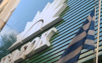 ΠΑΣΟΚ κατά κυβέρνησης για την ακρίβεια: Όσο ο πρωθυπουργός «λυπάται», οι πολίτες πληρώνουν