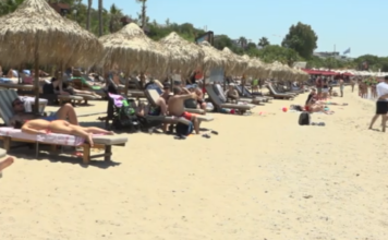 Κοσμοσυρροή στις παραλίες της Αττικής – «Τσουχτερή» η βουτιά στις οργανωμένες παραλίες