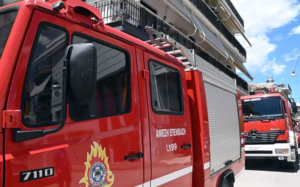 Θεσσαλονίκη: Φωτιά σε διαμέρισμα πάνω από βενζινάδικο στη Λεωφόρο Στρατού