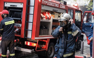 Γιαννιτσά: Αστυνομικός όρμηξε σε φλεγόμενο σπίτι & έσωσε δύο αδερφάκια