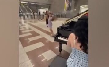 Η πιανίστρια & η μικρή μπαλαρίνα που μάγεψαν στον σταθμό μετρό Σύνταγμα