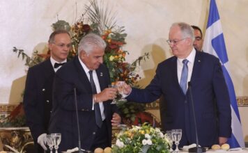 Ο Κωνσταντίνος Τασούλας υποδέχτηκε τον πρόεδρο του Παναμά – Μάριος Ηλιόπουλος, Δημήτρης Μελισσανίδης και Νίκος Τσάκος στο γεύμα στο Προεδρικό