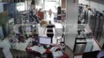 Θεσσαλονίκη: Η στιγμή που γυναίκα εισβάλλει σε κατάστημα & κλέβει ισιωτική μαλλιών – MEGA ντοκουμέντο