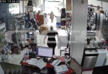 Θεσσαλονίκη: Η στιγμή που γυναίκα εισβάλλει σε κατάστημα & κλέβει ισιωτική μαλλιών – MEGA ντοκουμέντο