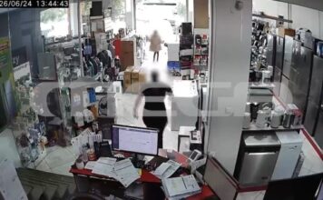 Θεσσαλονίκη: Η στιγμή που γυναίκα εισβάλλει σε κατάστημα & κλέβει ισιωτική μαλλιών – MEGA ντοκουμέντο