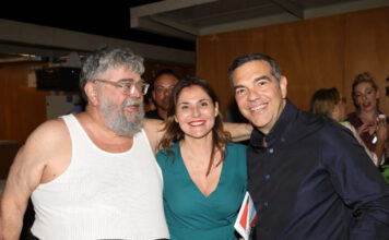 Ο Αλέξης Τσίπρας και η Μπέττυ Μπαζιάνα στην παράσταση του Σταμάτη Κραουνάκη στο Ηρώδειο