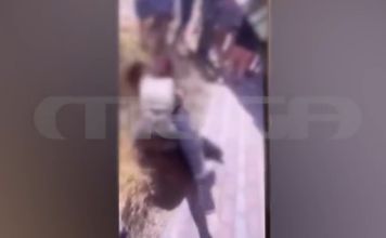 Εύβοια: Η στιγμή που μαθήτριες πιάνονται στα χέρια έξω από σχολείο – Ντοκουμέντο