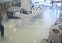 Βριλήσσια: Όχημα εισέβαλε σε κατάστημα με ρούχα σπάζοντας την τζαμαρία – Βίντεο ντοκουμέντο