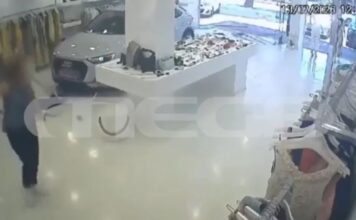 Βριλήσσια: Όχημα εισέβαλε σε κατάστημα με ρούχα σπάζοντας την τζαμαρία – Βίντεο ντοκουμέντο