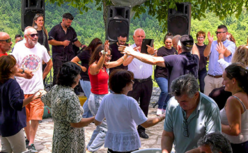 Κλαρίνο, Χορός και Προβατίνα – Το Μεγάλο Γλέντι στην Αμπελακιώτισσα Αιτωλοακαρνανίας (video)