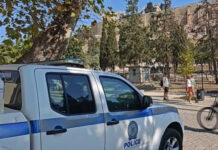 Ακρόπολη: Δύο τραυματίες μετά την επίθεση άνδρα με μαχαίρι – «Πήγε να σφάξει μία γυναίκα»