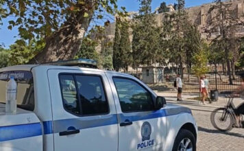 Ακρόπολη: Δύο τραυματίες μετά την επίθεση άνδρα με μαχαίρι – «Πήγε να σφάξει μία γυναίκα»