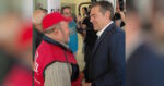 O Αλέξης Τσίπρας αγόρασε περιοδικό «Σχεδία» στο Σεράφειο: Οι ευχές του πωλητή για τα γενέθλιά του