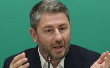 Ο Ανδρουλάκης πήρε τ’ όπλο του: Τα fake news, η τοξικότητα Μητσοτάκη και το άλμα λογικής του Τσίπρα