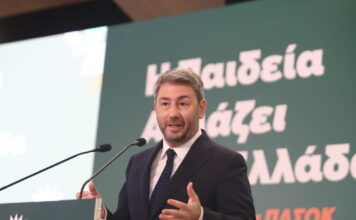 ΠΑΣΟΚ: Στο «κόκκινο» η κόντρα με τη ΝΔ εν μέσω θέρους – Συντάξεις και ακρίβεια στο επίκεντρο