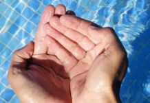 Γιατί ζαρώνουν τα δάχτυλά μας όταν τα έχουμε για ώρα στο νερό;