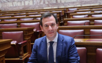 Ο Παναγιώτης Δουδωνής τραγούδησε σε ταβέρνα την «Παράξενη κοπέλα»