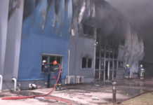 Θεσσαλονίκη: Φωτιά σε ξερά χόρτα εξαπλώθηκε σε επιχείρηση με πλαστικά στο Καλοχώρι – 112 για τον καπνό