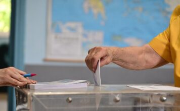 Δημοσκόπηση Marc: Στις 14 μονάδες η διαφορά ΝΔ – ΕΛΑΣ, μεγάλη πτώση για το κόμμα της Μαρίας Καρυστιανού