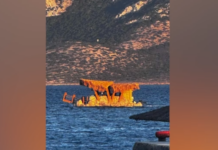 Κουφονήσια: Αποχώρησε η πλωτή καντίνα από την παραλία – Συνελήφθη ο ιδιοκτήτης