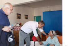 Επίσκεψη Μητσοτάκη στο Αγαθονήσι: Η απρόσμενη στάση στο σπίτι της 102χρονης Μαρουδιώς Κανέλλη