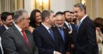 Τα «πηγαδάκια» στο Προεδρικό: Οι «εκλογές τον Μάιο», οι ατάκες για τους απόντες και οι χειραψίες