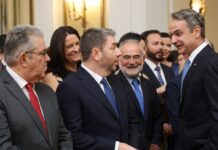 Τα «πηγαδάκια» στο Προεδρικό: Οι «εκλογές τον Μάιο», οι ατάκες για τους απόντες και οι χειραψίες