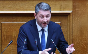 «Μπρα ντε φερ» Μητσοτάκη – Ανδρουλάκη στη Βουλή για τη Συνταγματική Αναθεώρηση: Το άρθρο 86 και τα μη κρατικά πανεπιστήμια