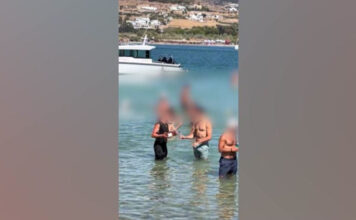 Πάρος: Οργή με βίντεο που δείχνει σερβιτόρο να γεμίζει ποτήρια πελατών μέσα στη θάλασσα