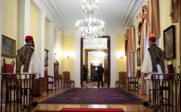 Live η δεξίωση στο Προεδρικό Μέγαρο για την 52η επέτειο αποκατάστασης της Δημοκρατίας