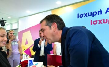Αλέξης Τσίπρας: Η τούρτα έκπληξη στον πρόεδρο της ΕΛΑΣ και οι θερμές ευχές για τα γενέθλιά του