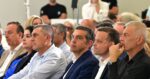 Αλέξης Τσίπρας: Το παρασκήνιο και οι συμβολισμοί στην εκδήλωση για την Τοπική Αυτοδιοίκηση – Οι δήμαρχοι και ο περιφερειάρχης που έδωσαν το παρών