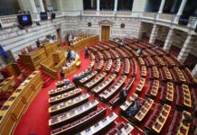 Συνταγματική Αναθεώρηση: Με τις ψήφους των βουλευτών της ΝΔ και ανεξάρτητων πέρασαν οι προτεινόμενες διατάξεις – «Παρών» από Μπακογιάννη στο άρθρο 30 για τον ΠτΔ