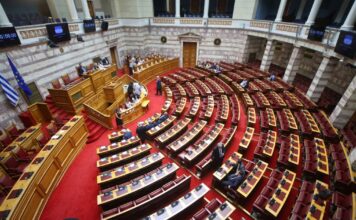 Συνταγματική Αναθεώρηση: Με τις ψήφους των βουλευτών της ΝΔ και ανεξάρτητων πέρασαν οι προτεινόμενες διατάξεις – «Παρών» από Μπακογιάννη στο άρθρο 30 για τον ΠτΔ