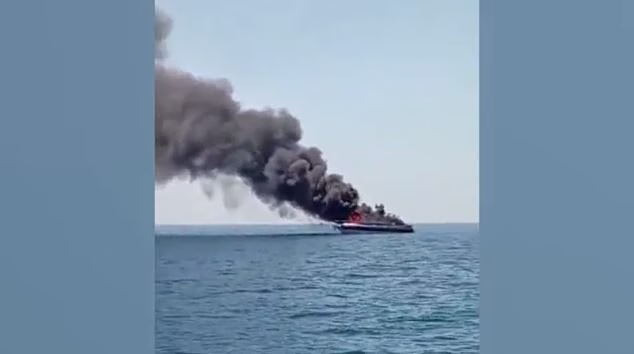 Βουλιαγμένη: Στις φλόγες ταχύπλοο – Σώοι οι επιβάτες
