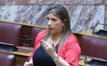 Η Κωνσταντοπούλου συνέχισε στη Βουλή τον καβγά για την Πολύζου: «Εχει άλλο όνομα, πέσαμε θύματα απάτης όταν την βάλαμε υποψήφια»