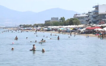 Σε κλοιό καύσωνα η χώρα – «Βούλιαξαν» οι παραλίες